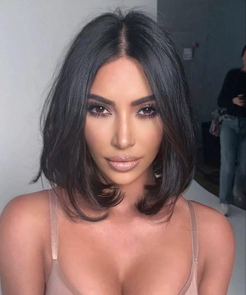 Kim Kardashian com o corte soft curve bob